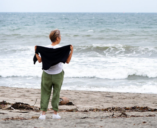 海のそばにいる女性