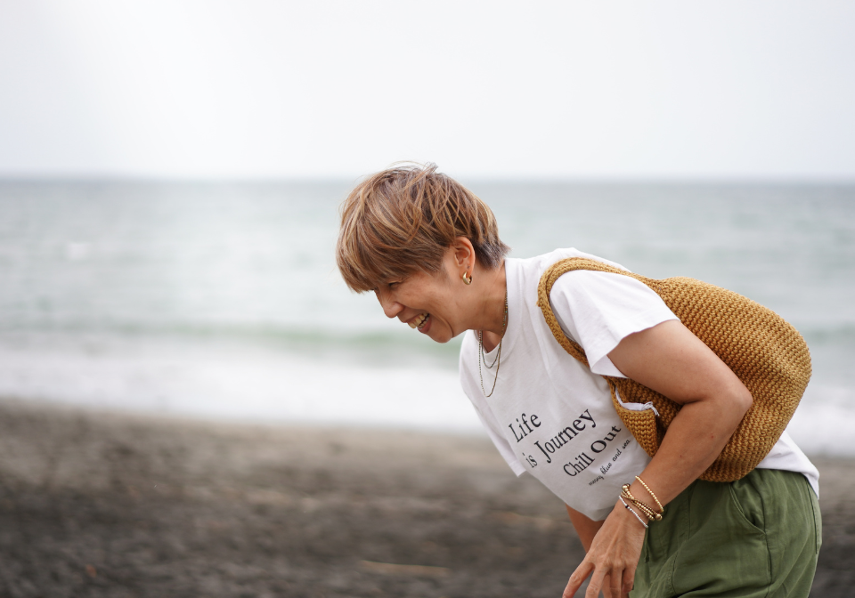 浜辺で笑顔の女性